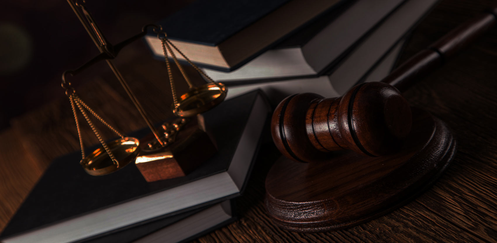 Mesa con elementos de justicia